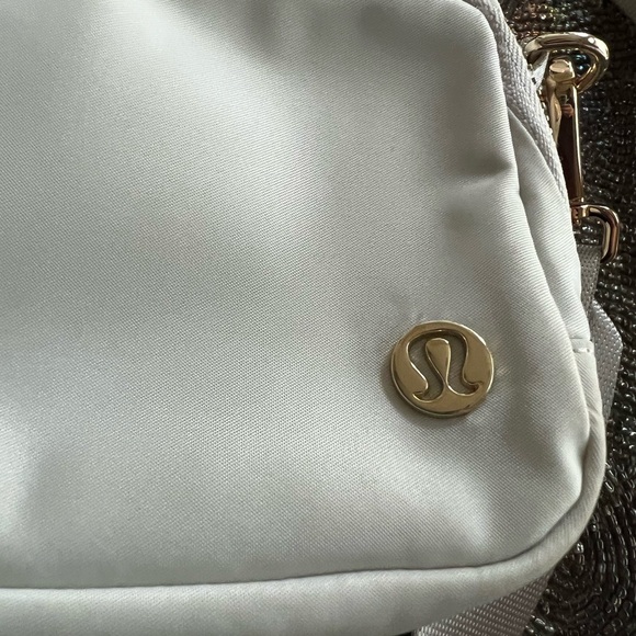 Lululemon Everywhere Crossbody Bag 2L Metal Hardware - Picture 3 of 8